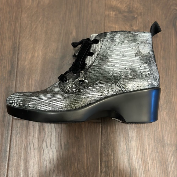 Women’s Algeria Eliza Elegance Lace Up Booties - Picture 16 of 16